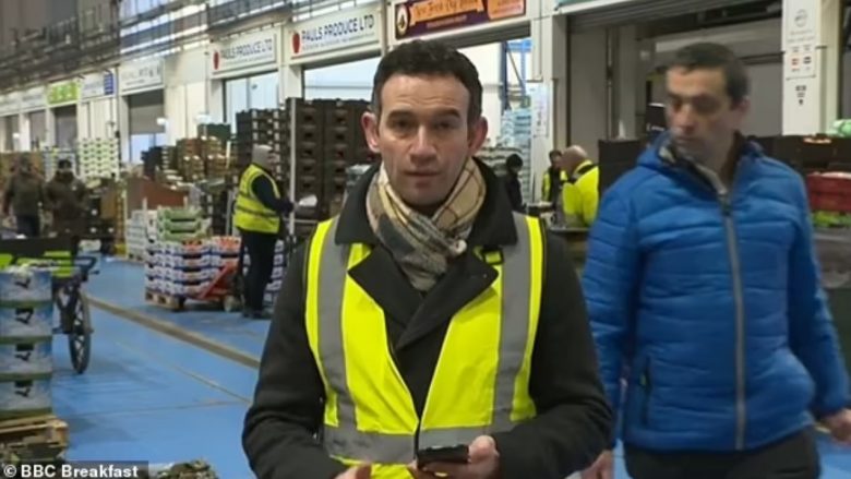 Gazetari i BBC-së po raportonte direkt nga marketi, një burrë e ngatërroi me punëtorët: Nuk punoj këtu, po raportoj