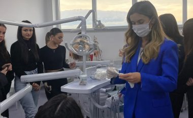 Studentët përsosin teknikat e higjienës dentare gjatë punëtorisë me profesionistë mjekësor