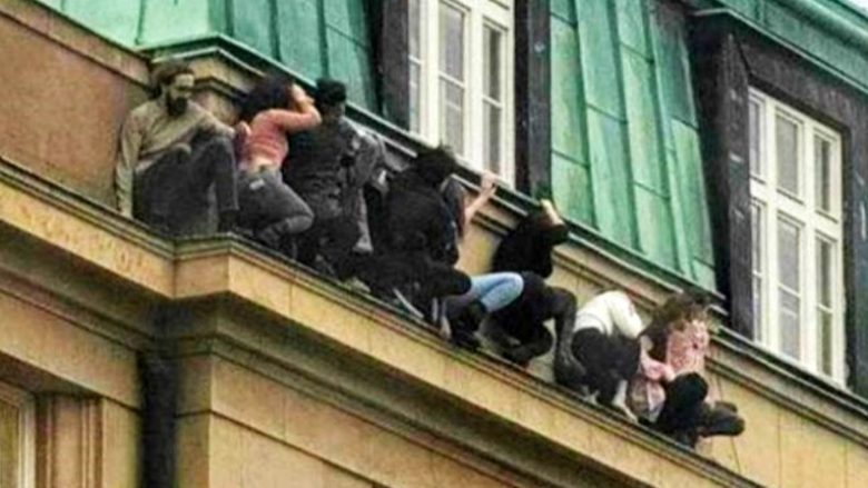 Dëshmitë e të mbijetuarve nga fotografia e tmerrit në Pragë, ishin fshehur në çati dhe kishin dëgjuar vrasësin duke u afruar