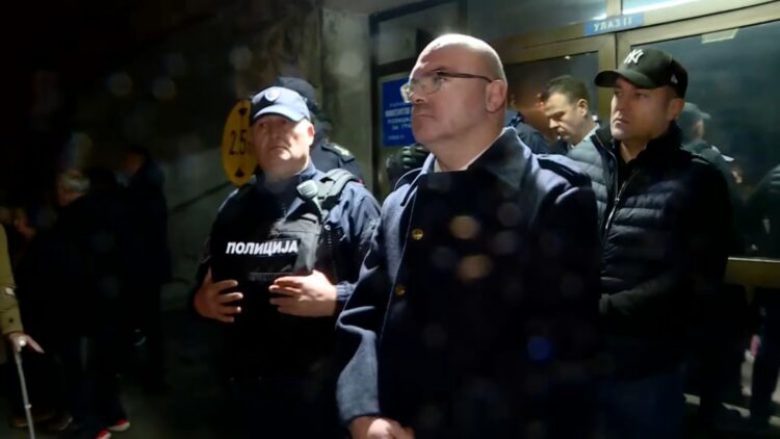 Zëvendëskomandanti i policisë në Beograd, refuzon të përgjigjet kur pyetet se ku gjenden studentët e arrestuar