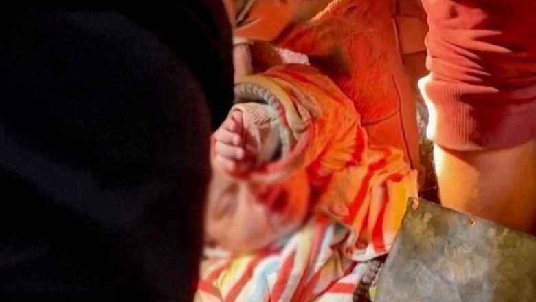Izraelitët kryejnë sulm ajror në Gaza, palestinezët arrijnë ta shpëtojnë foshnjën që kishte mbetur e ngujuar nën rrënoja
