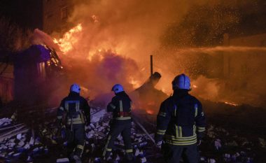 Rusët lansojnë 49 dronë në Ukrainë, 21 prej tyre arrijnë t’i shkatërrojë mbrojtja kundërajrore e Kievit