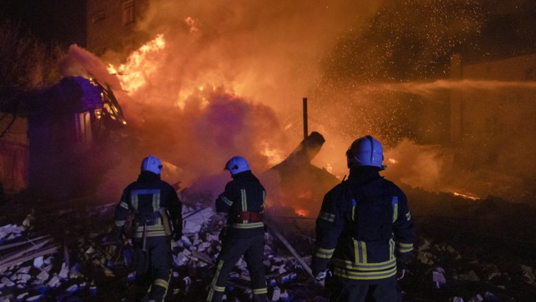 Rusët lansojnë 49 dronë në Ukrainë, 21 prej tyre arrijnë t’i shkatërrojë mbrojtja kundërajrore e Kievit