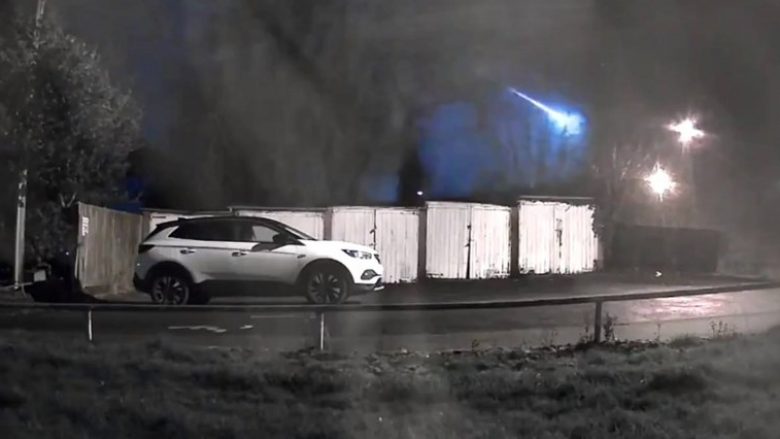 Meteori ndriçon qiellin mbi Britaninë e Madhe, kamerat e sigurisë kapin momentin