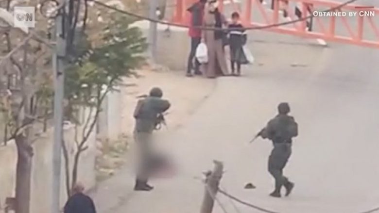 Burra të uniformuar qëllojnë me pushkë palestinezin me probleme mendore