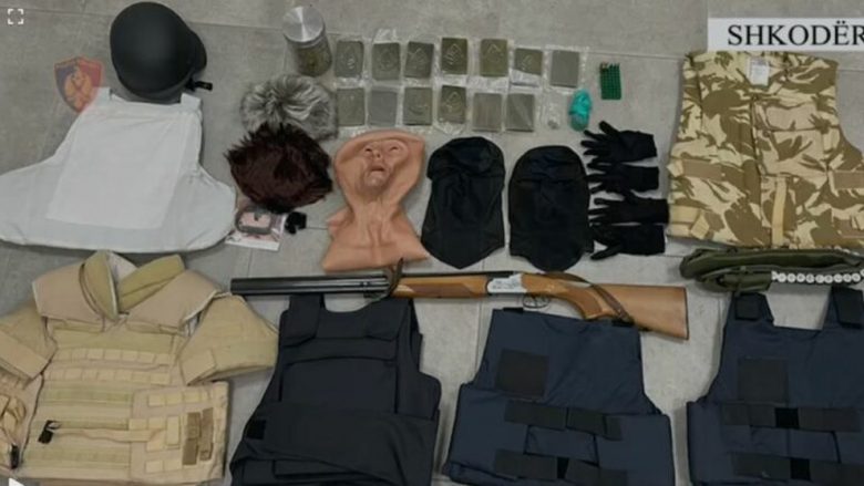 Maska, paruka, jelekë e kokore policie që dyshohet se përdoren nga grupe kriminale, arrestohet i riu në Shkodër