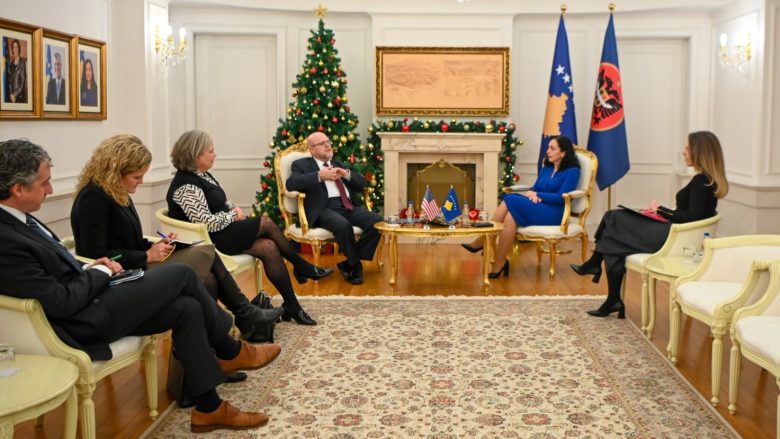 Osmani pret në takim ambasadorin amerikan, biseduan për zhvillimet e fundit në Kosovë