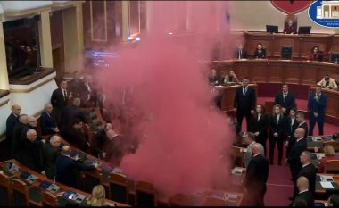 Kaos dhe tym në Kuvendin e Shqipërisë, miratohet rregullorja e re për përjashtimin me dy muaj të deputetëve