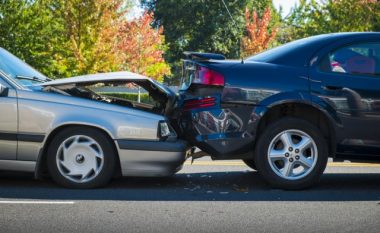 Drejtuesit e Teslës të prirur për aksidente trafiku, shoferë të dehur pas timonit të BMW