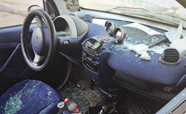 Sulmohen vëzhguesit e zgjedhjeve në Serbi, ekipit mobil të CRTA-s i shkatërrohet vetura