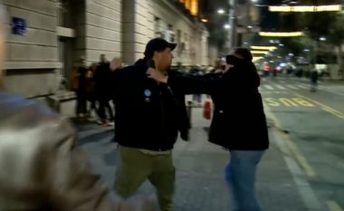 Gjatë raportimit të drejtpërdrejtë nga protestat në Beograd, gazetari sulmohet nga një burrë – publikohen pamjet