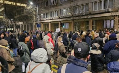 “Hajdutë, zgjedhje,…”: Qytetarë dhe aktivistë të shumtë protestojnë për të tretën mbrëmje me radhë në Beograd
