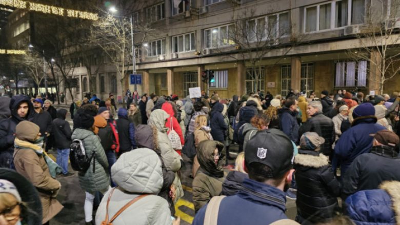 “Hajdutë, zgjedhje,…”: Qytetarë dhe aktivistë të shumtë protestojnë për të tretën mbrëmje me radhë në Beograd