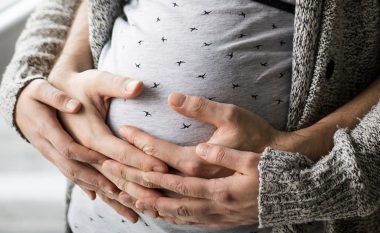 Java e 26-të e shtatzënisë: Bebja hap sytë, dëgjon tingujt e mjedisit dhe nëna duhet t’i kushtojë vëmendje këtyre simptomave