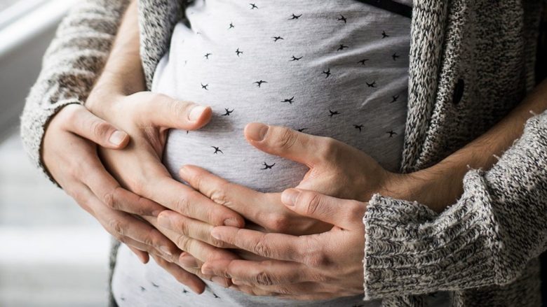 Java e 26-të e shtatzënisë: Bebja hap sytë, dëgjon tingujt e mjedisit dhe nëna duhet t’i kushtojë vëmendje këtyre simptomave