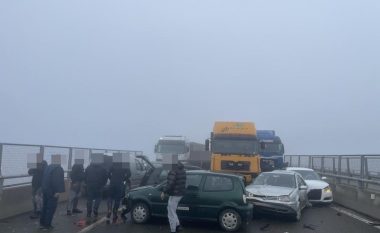 Aksident zinxhiror në Fushë Kosovë – përfshihen disa vetura e kamionë