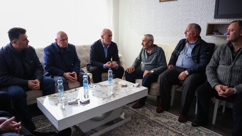 Haradinaj viziton familjen Ademaj, i  ngushëllon për Liridonën