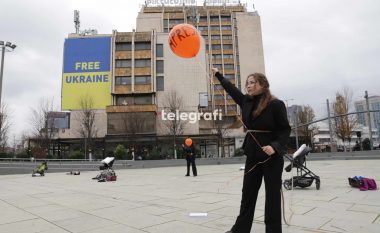 Artpolis me marsh dhe performancë artistike në Prishtinë kundër femicidit: Kriminelët të dënohen maksimalisht