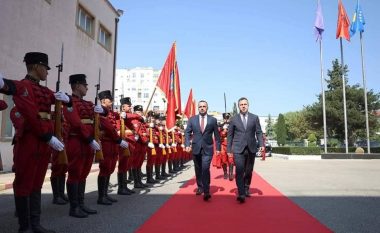 Maqedonci uron 111 vjetorin e ushtrisë shqiptare: Bashkë jemi më të fuqishëm dhe bëhemi të pathyeshëm