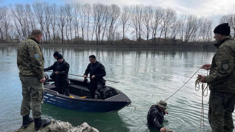Vazhdojnë kërkimet për gjetjen e kosovarit që ra aksidentalisht në lumin Buna
