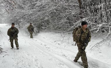 Trupat amerikane në temperatura të ulëta patrullojnë në Leposaviq