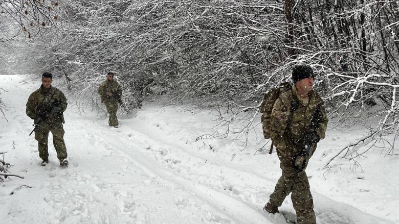Trupat amerikane në temperatura të ulëta patrullojnë në Leposaviq