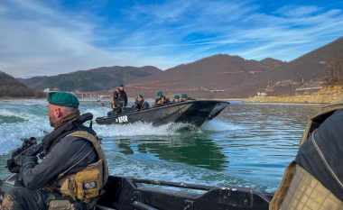 Ushtarët italianë kryejnë stërvitje specifike në liqenin e Ujmanit