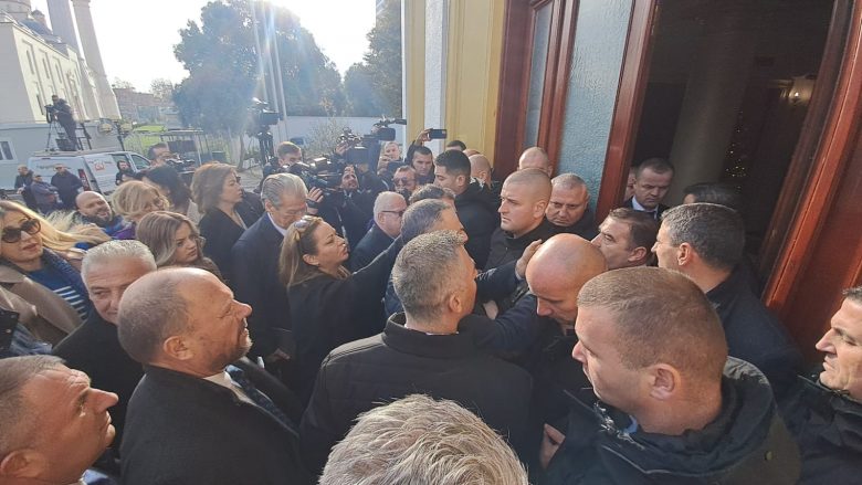 Seanca në Kuvend për heqjen e imunitetit të Berishës, Garda pengon deputetët e përjashtuar të hyjnë brenda