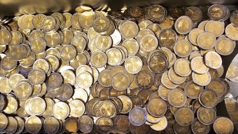 2 eurot false – policia njofton se në një bankë në Pejë ishin deponuar 657 monedha në vlerë 1 mijë e 314 euro