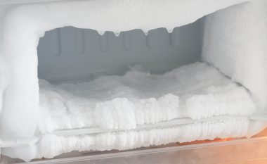 Truku për pastrimin e frigoriferit ngrirës: Një gjë e vogël mund t'ju ndihmojë të hiqni qafe akullin e grumbulluar