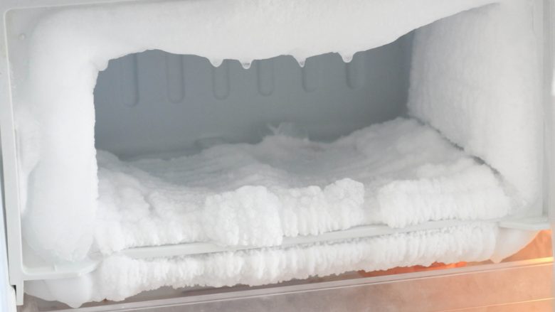 Truku për pastrimin e frigoriferit ngrirës: Një gjë e vogël mund t’ju ndihmojë të hiqni qafe akullin e grumbulluar