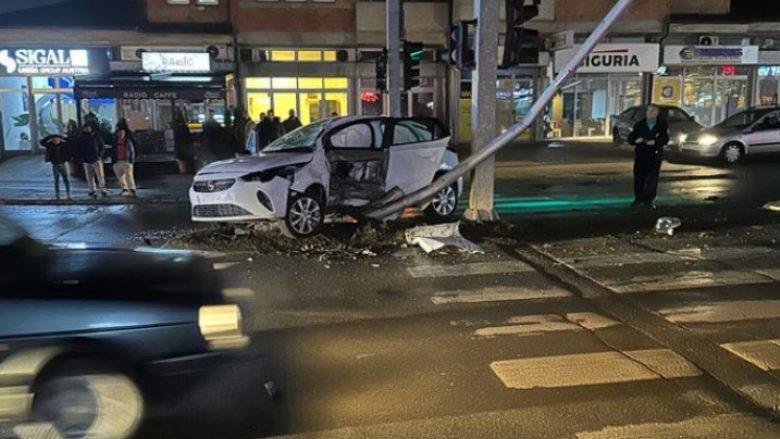 Aksidentohen tri vetura në Gjakovë, marrin lëndime dy persona