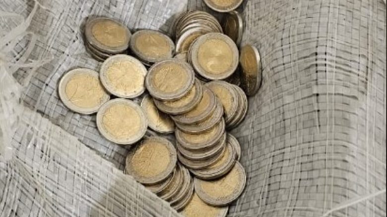 Dosja – Si ranë në grackën e policisë grupi që dyshohet se sollën në Kosovë mbi 42 mijë monedha false