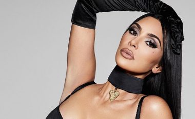 Kim Kardashian fokuson linjat e tonifikuara të trupit në të brendshme të zeza