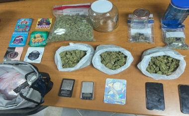 Policia arreston tre persona në Prishtinë – konfiskon kokainë, ekstazi, hashash e marihuanë