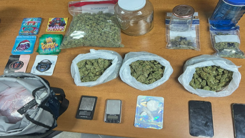 Policia arreston tre persona në Prishtinë – konfiskon kokainë, ekstazi, hashash e marihuanë