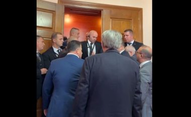 Deputetët e opozitës përplasen me Gardën në hyrje të Kuvendit të Shqipërisë