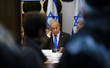 Familjarët e pengjeve të mbajtura nga Hamasi "penguan" Netanyahun, teksa ai mbante një fjalim mbi krizën