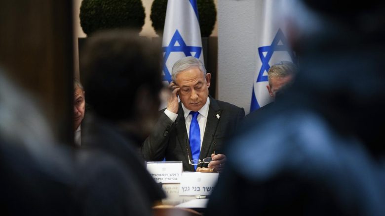 Familjarët e pengjeve të mbajtura nga Hamasi “penguan” Netanyahun, teksa ai mbante një fjalim mbi krizën