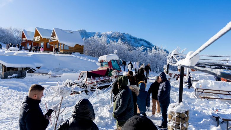 Pista e skive në Dardhë mbushet me turistë