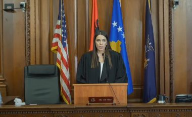 Nën intonimin e himnit kombëtar shqiptar, Edit Shkreli betohet si gjyqtare në New York