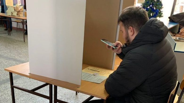 Zgjedhjet “demokratike” në Serbi, Musliu: Njerëzit duhet të fotografojnë votën për të qenë “OK” me Vuçiqin