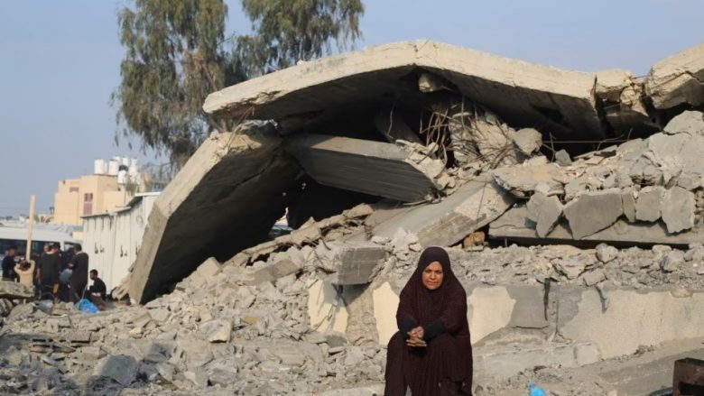 Izraeli vazhdon të bombardojë Gazën prej tri fronteve