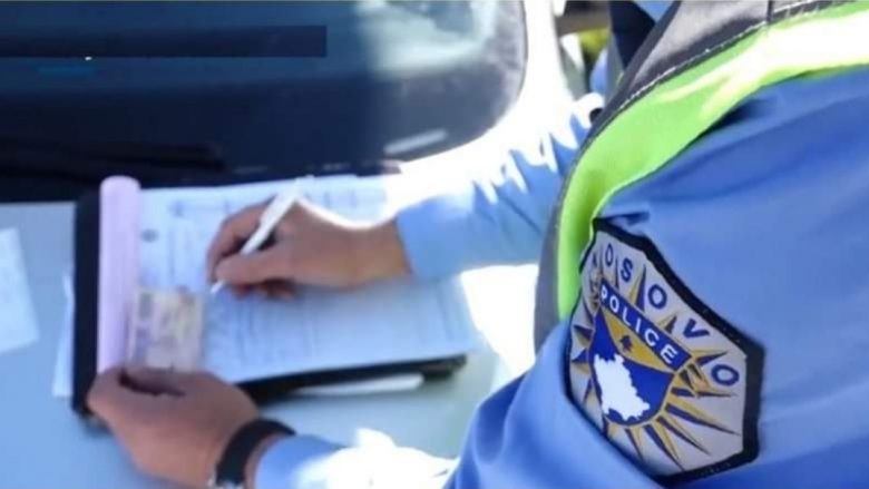 Policia e Ferizajt për një javë shqiptoi mbi 1 mijë e 400 gjoba kundërvajtëse, konfiskoi edhe 19 patentë shoferë