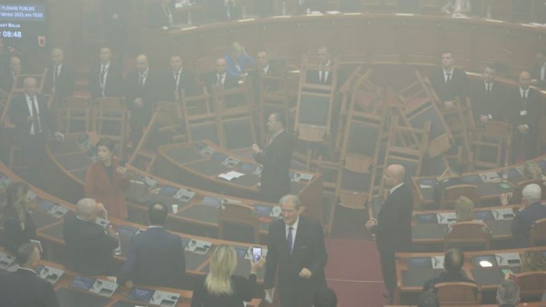 Kaosi në Kuvend, përjashtohen me 10 ditë shtatë deputetë të opozitës