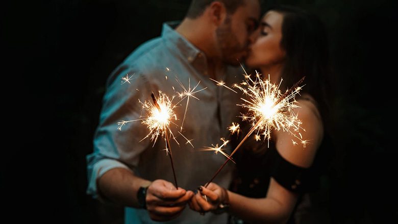 Përse puthemi në natën e Vitit të Ri? A keni menduar ndonjëherë për origjinën e kësaj tradite?