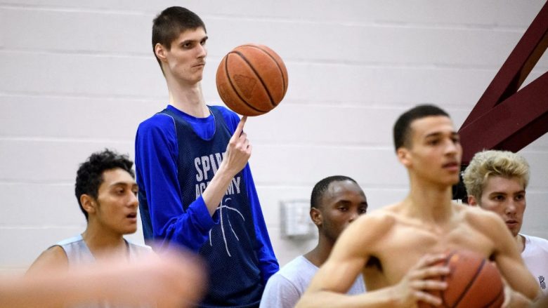 Është 231 cm i gjatë, por nuk arriti të bëjë karrierë basketbollisti – mësohet çfarë bën tani Robert Bobroczky