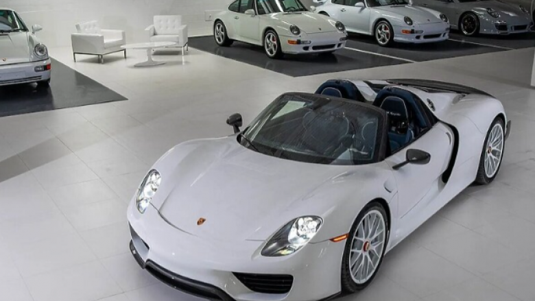 Koleksioni i mrekullueshëm i modeleve të bardha Porsche u shitën për gati 30 milionë dollarë