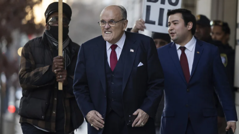 Avokati i Trumpit shpifi ndaj dy punonjësve të zgjedhjeve të vitit 2020, Giuliani urdhërohet t’i dëmshpërblej me 148 milionë dollarë