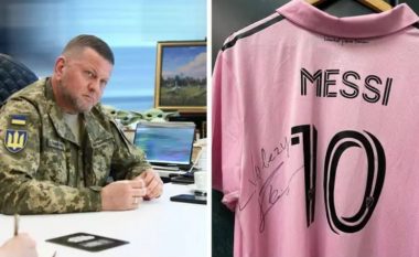 Messi i dhuron fanellën me nënshkrimin e tij kreut të ushtrisë ukrainase